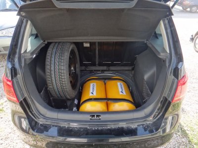 VW Suran c/2 cil en hueco + soporte de rueda